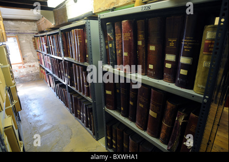 Plein de vieux livres de documents archivés à l'East Sussex Record Office à Lewes Banque D'Images