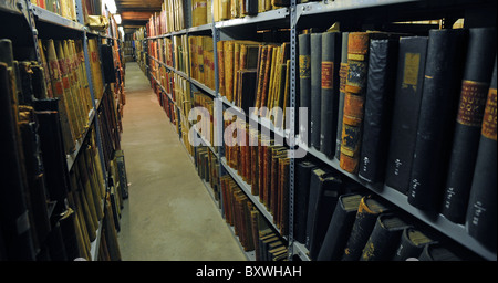 Ancienne booksfull d'enregistrements archivés à l'East Sussex Record Office à Lewes Banque D'Images