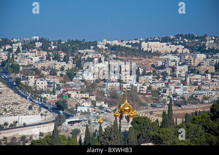 Une vue de Jérusalem, avec les dômes d'or de l'église de Sainte Marie Madeleine à l'avant-plan. Banque D'Images