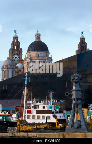 Canning Dock, et le nouveau développement de l'île de Mann, avec le Liver Building, Liverpool, Merseyside, Royaume-Uni Banque D'Images