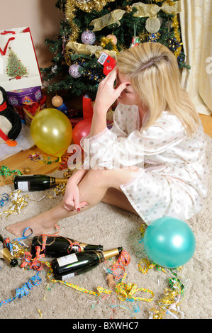 Habitué femelle portant une robe avec la main sur son front souffrant de céphalées Banque D'Images
