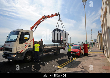 L'un des bacs communaux nouvellement installé dans la région de Brighton Kemp Town étant déplacé à un endroit plus sûr après des plaintes Banque D'Images