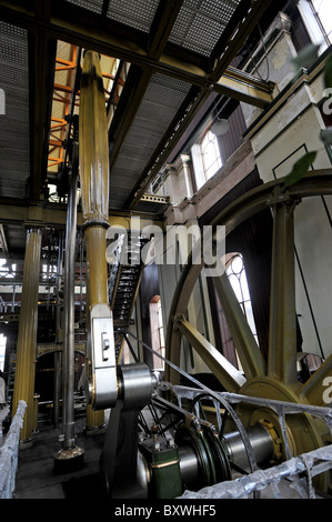 L'une des pompes à travailler à l'intérieur de l'Engineerium britannique Hove, une ancienne station de pompage d'eau, qui permet d'alimenter le Brighton and Hove Banque D'Images