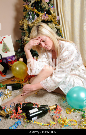 Habitué femelle portant une robe avec la main sur son front souffrant de céphalées Banque D'Images