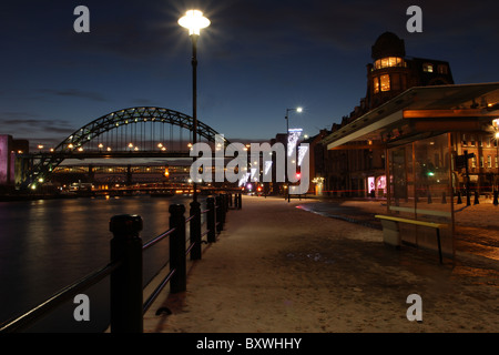 Newcastle Quayside juste après le coucher du soleil sur une soirée hivers ! Banque D'Images