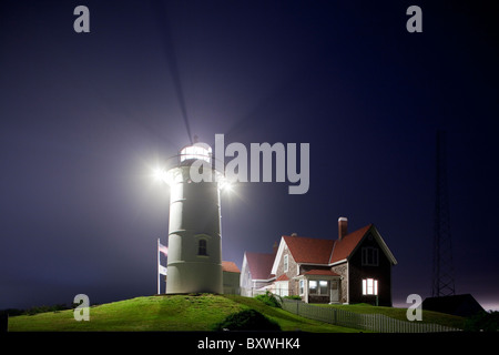 USA, Massachusetts, Woods Hole, Nobska Point Lighthouse dans le brouillard sur le soir de printemps Banque D'Images