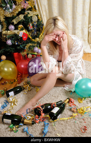 Habitué femelle portant une robe avec la main sur son front souffrant de céphalées Banque D'Images