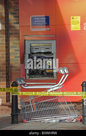 Une machine à la trésorerie vandalisés West Hove succursale de Sainsbury's Banque D'Images