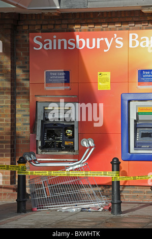 Une machine à la trésorerie vandalisés West Hove succursale de Sainsbury's Banque D'Images