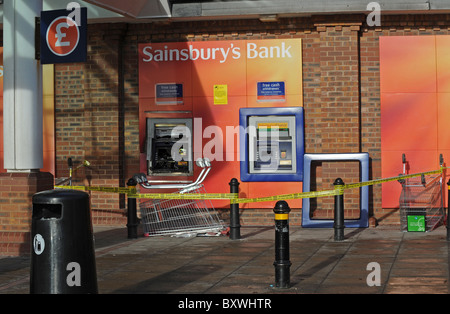 Une machine à la trésorerie vandalisés West Hove succursale de Sainsbury's Banque D'Images