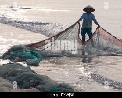 Les FEMMES DU VIETNAM À PARTIR DE LA COOPÉRATIVE DE PÊCHE CASTING NET DANS LA MER PRÈS DE MUI NE Banque D'Images