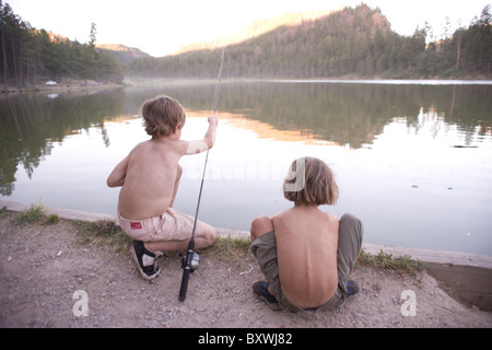 Deux jeunes garçons à la pêche. Le lac Fenton, Jemez Springs, New Mexico, USA Banque D'Images