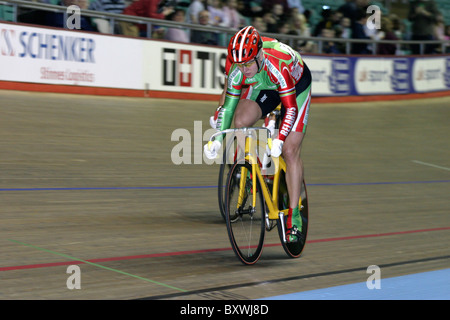 Piste de course femme Belarus cycle Coupe du Monde UCI 2005 Jan Vélodrome de Manchester UK Banque D'Images