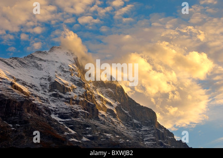 La face nord de l'Eiger au coucher du soleil avec les nuages - Grinderalwd - Alpes Suisse Banque D'Images