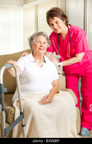 La haute dignité de femme dans une maison de soins infirmiers, avec une infirmière de soins. Banque D'Images