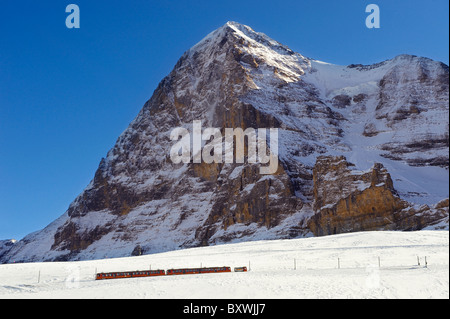 Train à Jungfraujoch en face de la montagne Eiger. Alpes suisses La Suisse Banque D'Images