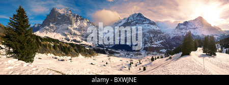 Sur les pistes des Alpes à la recherche vers le Wetterhorn (à gauche). Alpes Suisses, Suisse Banque D'Images