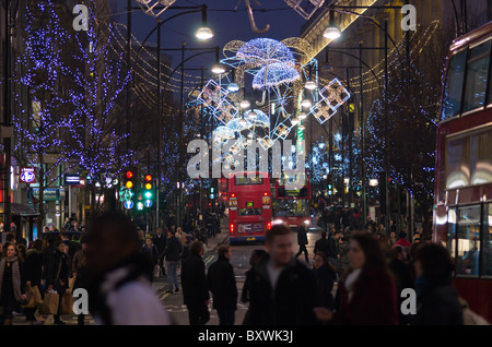 Noël occupé et les ventes des magasins et lieux de circulation dans le quartier londonien de Oxford Street Banque D'Images