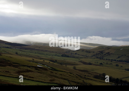 Nuages et brouillard Kings Clough et les chats de Macclesfield Forest près de Shining Tor Tor Derbyshire Angleterre Frontière Cheshire Banque D'Images