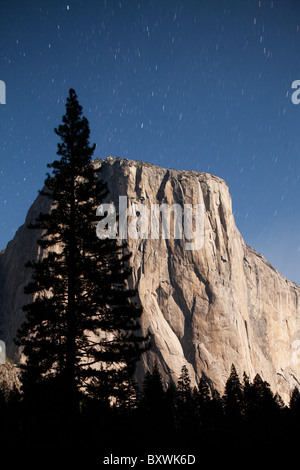 États-unis, Californie, Yosemite National Park, Yosemite Valley éclairée par la pleine lune le soir d'été Banque D'Images