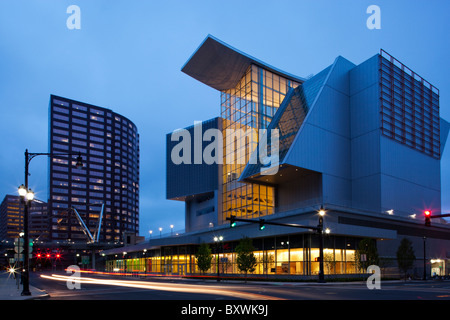 USA, New York, Hartford, Connecticut Science Center et City skyline at Dusk Banque D'Images