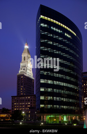 USA, New York, Hartford, Phoenix Building et sur les toits de la ville au crépuscule Banque D'Images