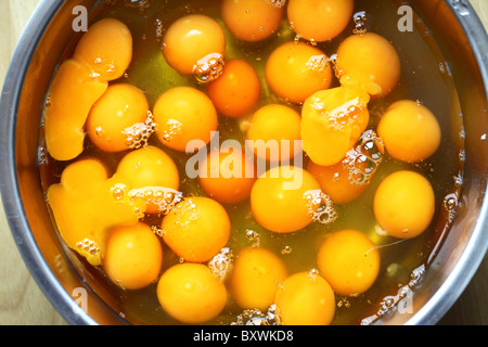 Les oeufs crus dans un bol, blanc d'oeuf et d'œuf, prêt à monter. Banque D'Images