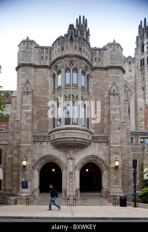 USA, New York, New Haven, étudiant solitaire marche dernières entrée voûtée de Sterling Law, à l'université de Yale Banque D'Images