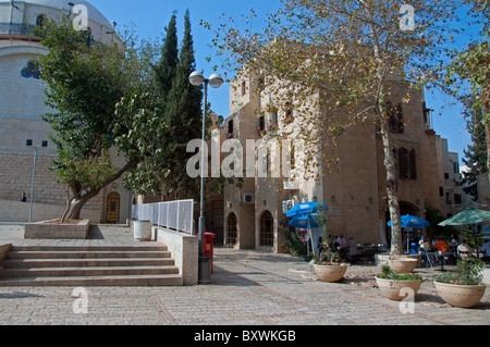 Une vue d'une place de Jérusalem, avec la nouvelle synagogue Hurva à gauche. Banque D'Images