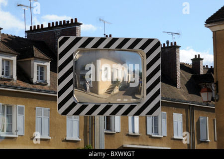 Miroir convexe pour le trafic sur la rue à Chablis Bourgogne France trafic miroir convexe DANGER AVERTISSEMENT Banque D'Images