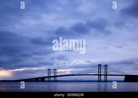 USA, New Jersey, Delaware Memorial Bridge le long du fleuve Delaware au coucher du soleil par temps nuageux le soir de printemps Banque D'Images