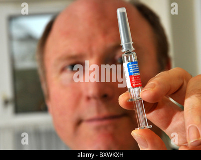 Vaccin contre la grippe, GP tenant une seringue de vaccins contre la grippe, UK Banque D'Images