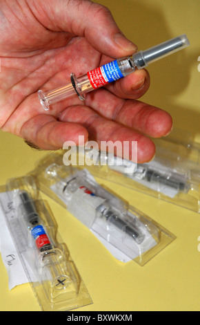 Vaccin contre la grippe, GP tenant une seringue de vaccins contre la grippe, UK Banque D'Images