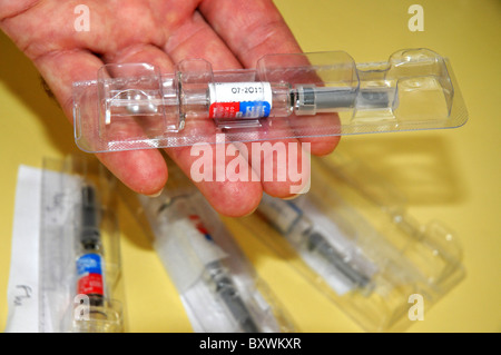 Vaccin contre la grippe, GP tenant une seringue de vaccins contre la grippe, UK Banque D'Images