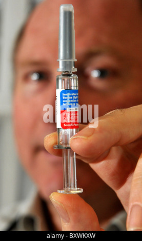 Vaccin contre la grippe, GP tenant une seringue de vaccins contre la grippe, UK Banque D'Images