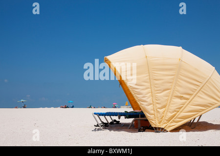 USA, Floride, Saint-Pétersbourg, chaise de plage avec couvercle sur plage de sable blanc le long du golfe du Mexique le matin d'été Banque D'Images