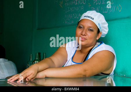 Femme travaillant dans une boulangerie café Leon Nicaragua Banque D'Images