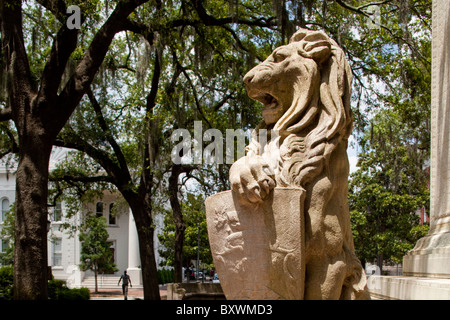 USA, Georgia, Savannah, Lion statue en dehors de manoir historique le long de Chippewa Square sur l'après-midi d'été Banque D'Images