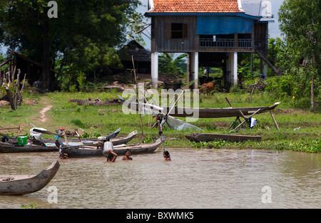 Les garçons de la rivière Tonle Sap, au Cambodge, en Asie Banque D'Images