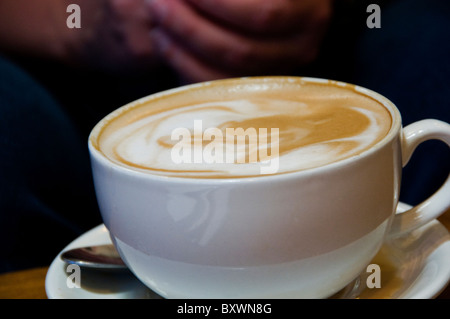 Café Latte en cup le restaurant table Banque D'Images