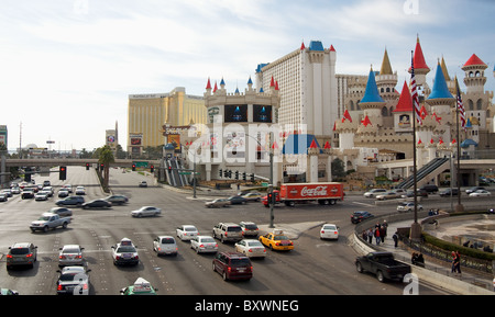 Voitures à une intersection sur le Strip de Las Vegas, près de l'Excalibur Hotel and Casino Banque D'Images