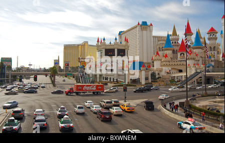 Voitures à une intersection sur le Strip de Las Vegas, près de l'Excalibur Hotel and Casino Banque D'Images