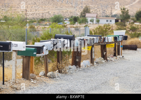 Dans les boîtes aux lettres alignés sur un désert rural community, le sud de la Californie, USA Banque D'Images