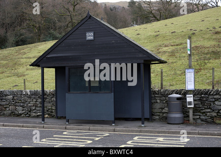 Un abri en bois couvert et arrêt de bus à Grasmere en face de l'hôtel Prince of Wales dans le Lake District, Cumbria. Banque D'Images