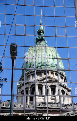 Reflet de la coupole du bâtiment du Congrès sur la Plaza de Congreso, Buenos Aires, Argentine, Amérique du Sud Banque D'Images