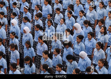 Egypte Le Caire , pour l'école catholique chrétienne copte chrétienne , et les filles musulmanes à Héliopolis, bannière le matin Banque D'Images