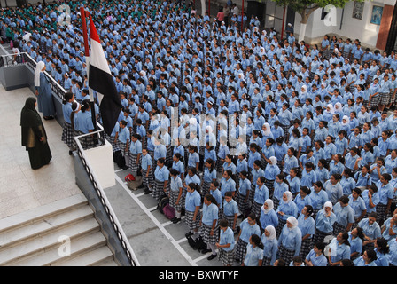 Egypte Le Caire , pour l'école catholique chrétienne copte chrétienne , et les filles musulmanes à Héliopolis, bannière le matin Banque D'Images
