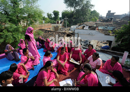 Inde ville Banda , rassemblement du mouvement des femmes Gulabi gang leader de Sampat Pal Devi, les femmes en sari rose lutte contre la violence à l'égard des femme Banque D'Images