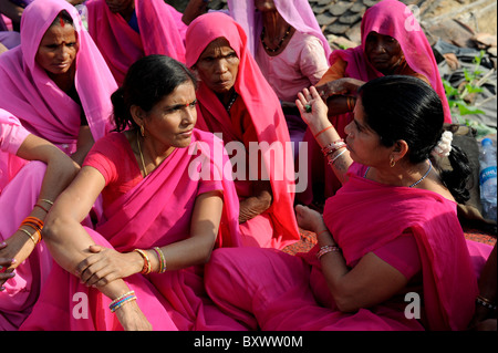 Inde ville Banda , rassemblement du mouvement des femmes Gulabi gang leader de Sampat Pal Devi, les femmes en sari rose lutte contre la violence à l'égard des femme Banque D'Images