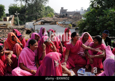 Inde ville Banda , rassemblement du mouvement des femmes Gulabi gang leader de Sampat Pal Devi, les femmes en sari rose lutte contre la violence à l'égard des femme Banque D'Images